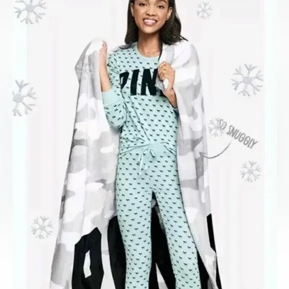 Victoria’s Secret Pink Cozy Soft Plush Blanket 50”x60”white gray Camo logo - Picture 3 of 3